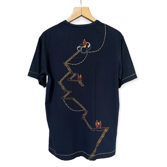The Play Clan Men’s Stitched Embroidered Stairway Navy Graphic T-Shirt, Size XL - Picture 2 of 10